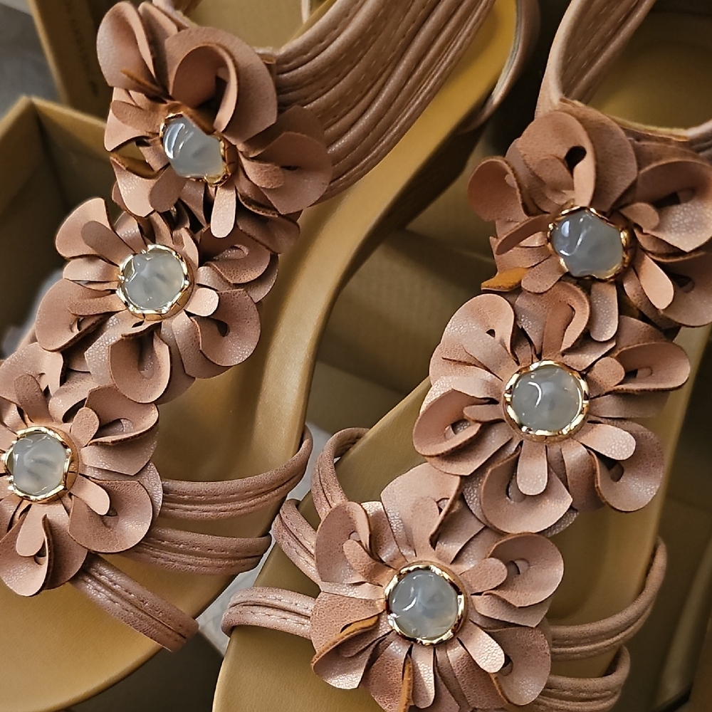 Elegant Floral Blush Wedge Sandals - Picture 3 of 6